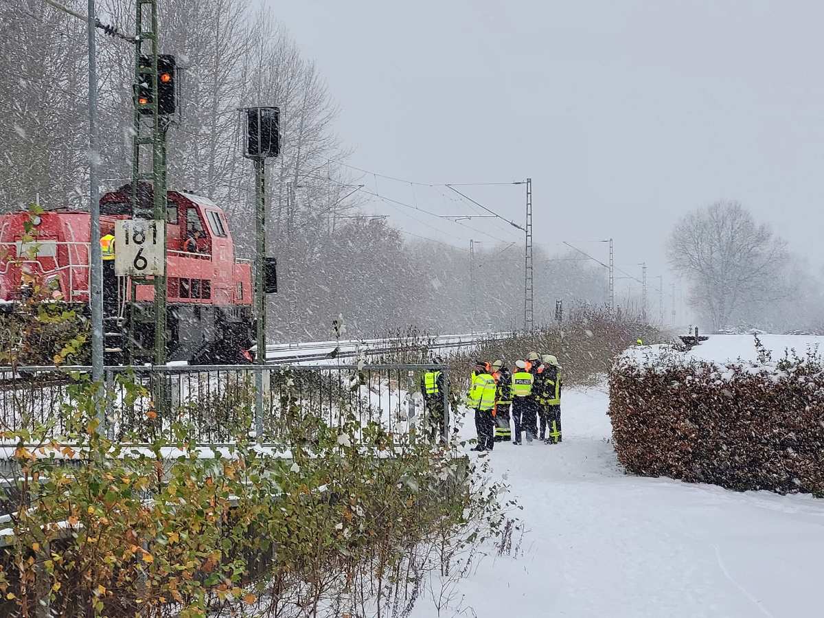 Schneefräse von Bahn erfasst: Bahnstrecke bei Fischbek musste nach Unfall voll gesperrt werden