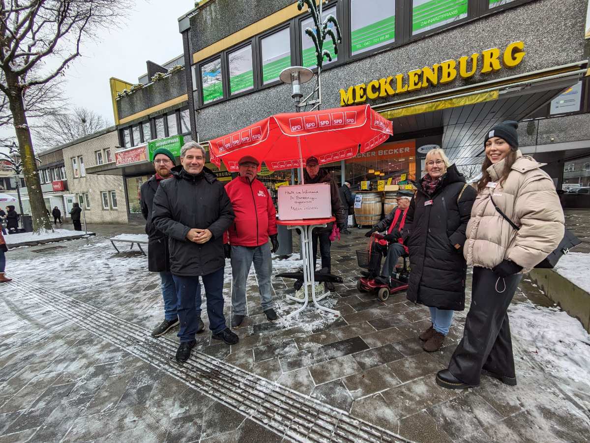 SPD-Infostand: Großes Interesse am Bundestagsabgeordneten Metin Hakverdi