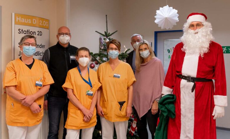 Strahlende Kinderaugen bei Weihnachtsmann-Besuch in Stader Kinderklinik