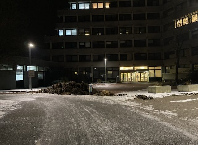 Unbekannte kippen Mist vor das Finanzamt - Polizei sucht Zeugen