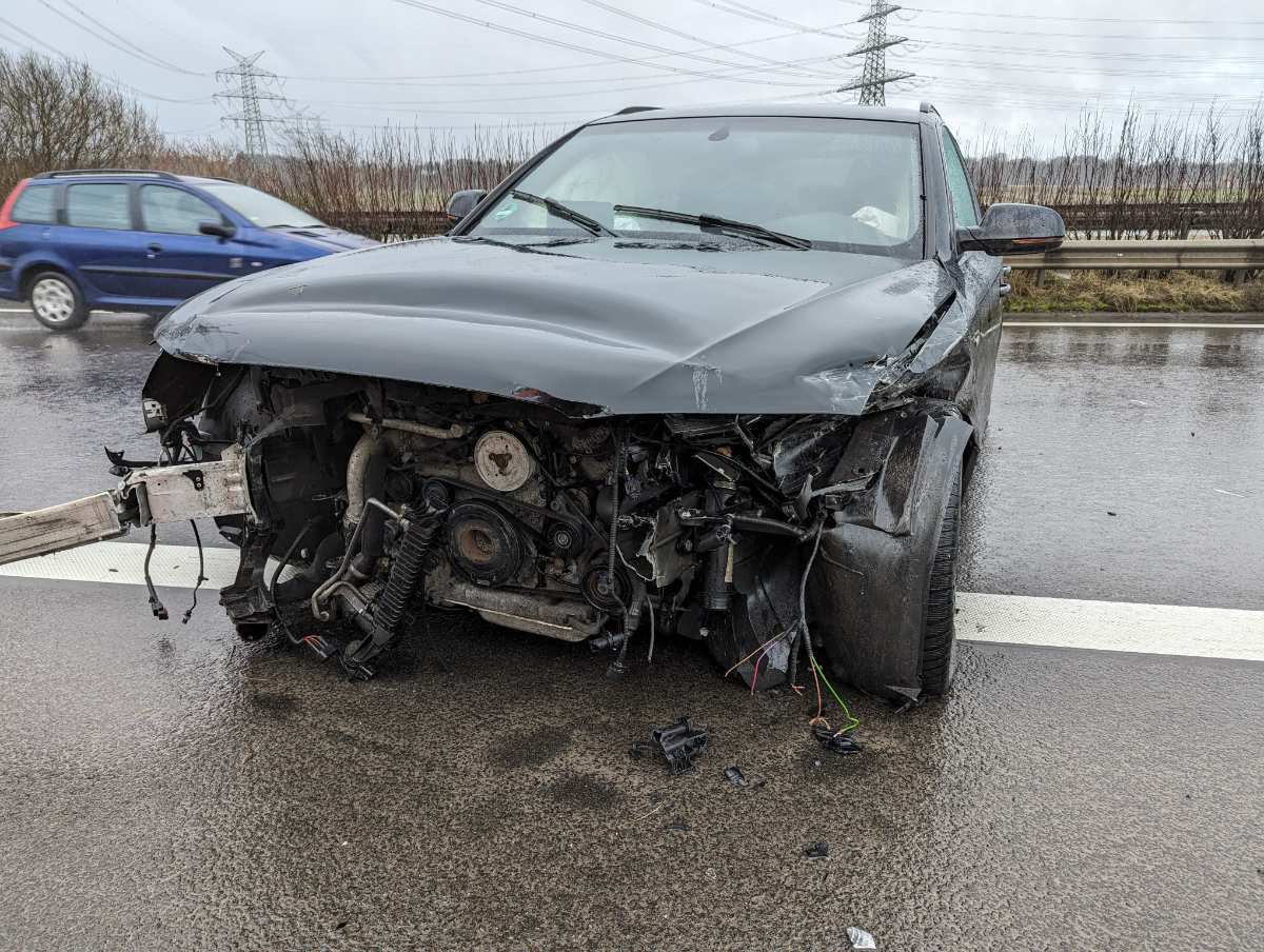 21-jährige Autofahrerin bei Aquaplaning-Unfall auf der Autobahn leicht verletzt
