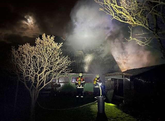 Fahrradschuppen an Jorker Wohnhaus ausgebrannt - Feuerwehr kann Übergreifen auf Wohnhaus verhindern
