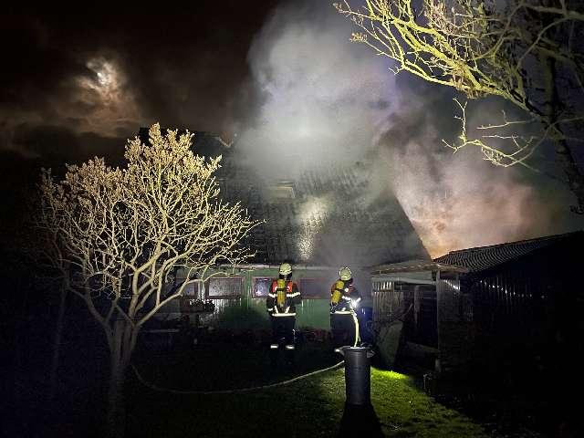 Fahrradschuppen an Jorker Wohnhaus ausgebrannt - Feuerwehr kann Übergreifen auf Wohnhaus verhindern