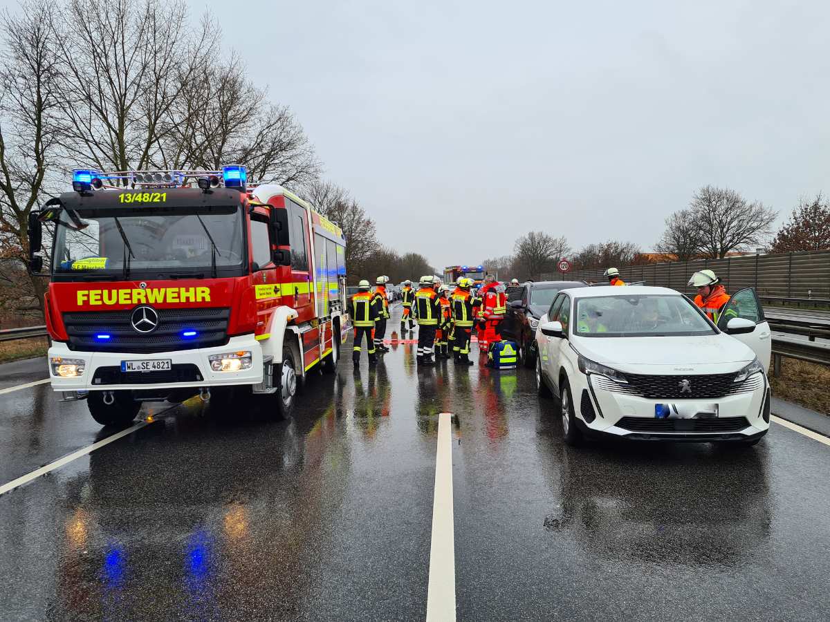 Verkehrsunfall auf der A1 zwischen Maschen und Harburg fordert acht Verletzte – Rettungsdienste im Großeinsatz