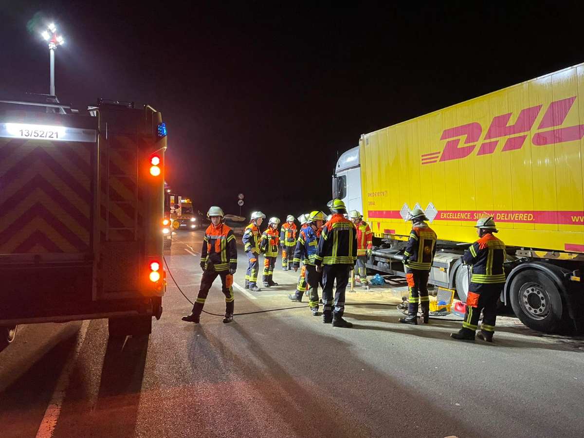 Feuerwehreinsatz in Over: Undichter LKW-Dieseltank verursacht Straßenverunreinigung