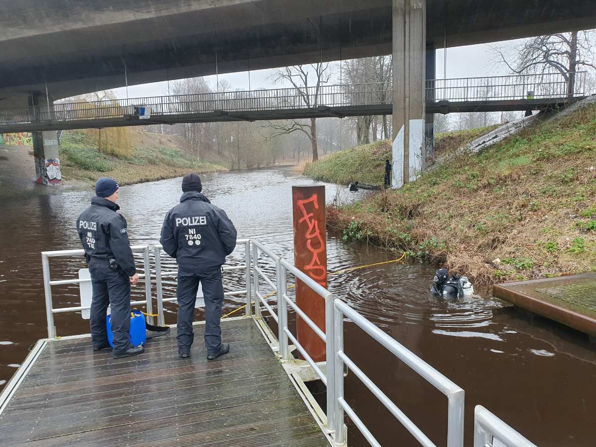 Tötungsdelikt in Stade - Mordkommission setzt Polizeitaucher ein