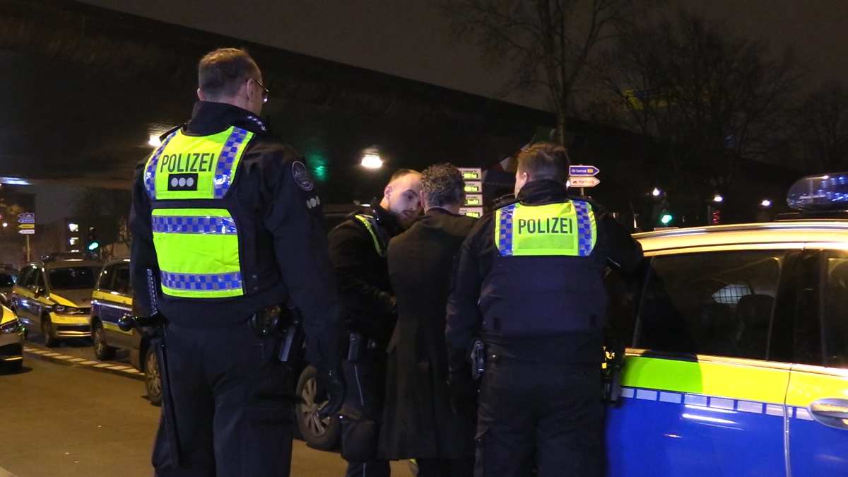 Uneinsichtige Partygäste werfen Polizei nach Platzverweisen Rassismus vor