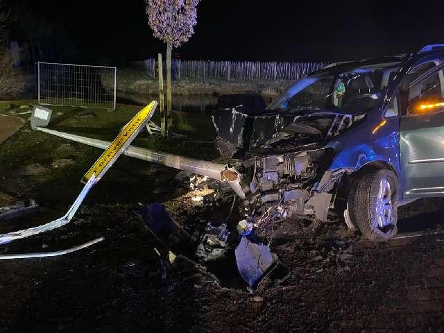 Alkoholfahrt endete mit schwerem Unfall an einer Laterne
