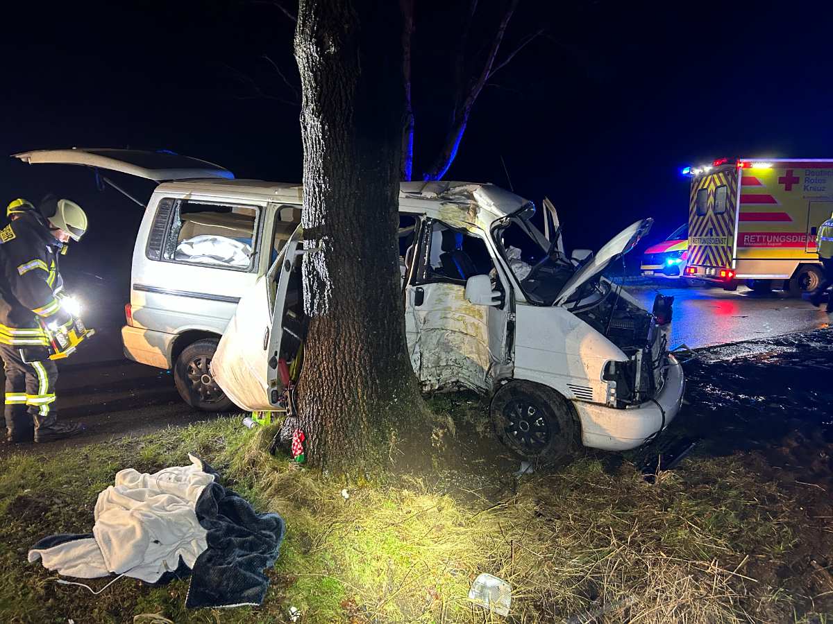 27-jähriger VW-Busfahrer bei Unfall in der Gemarkung Bliedersdorf schwer verletzt