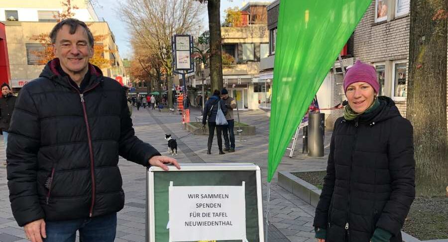 Info-Stand der Grünen mit Tafel-Sammlung in Neugraben