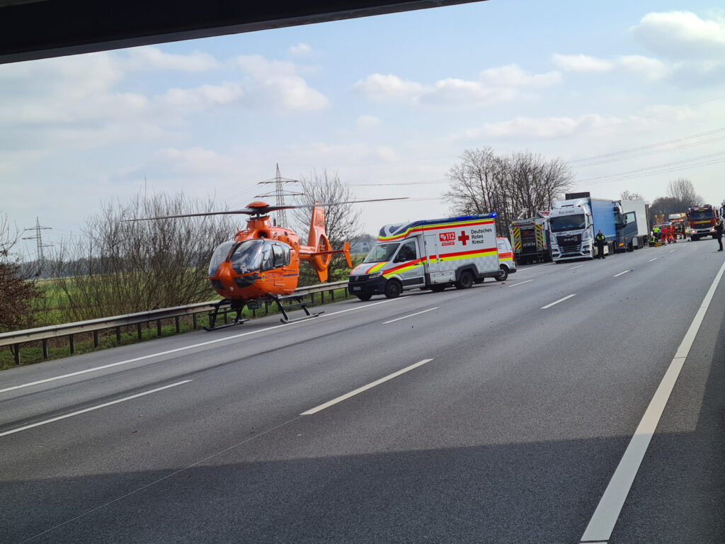 Tragischer Verkehrsunfall auf der Autobahn: LKW-Fahrer fährt auf Wohnmobil auf