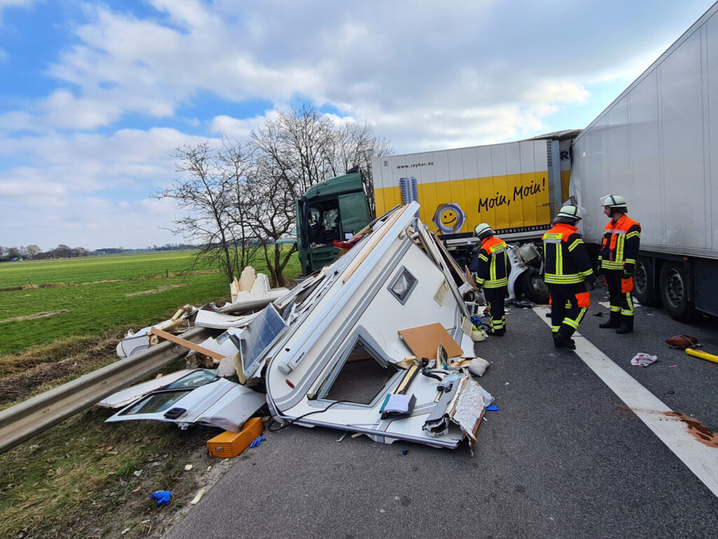 Tragischer Verkehrsunfall auf der Autobahn: LKW-Fahrer fährt auf Wohnmobil auf