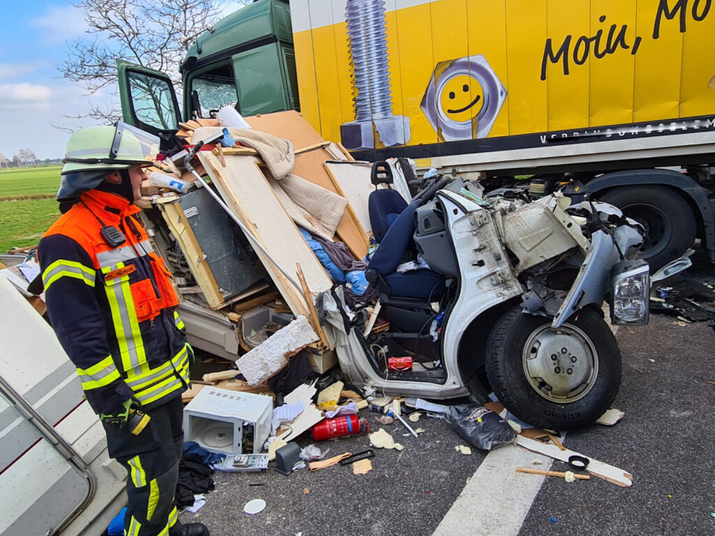 Tragischer Verkehrsunfall auf der Autobahn: LKW-Fahrer fährt auf Wohnmobil auf