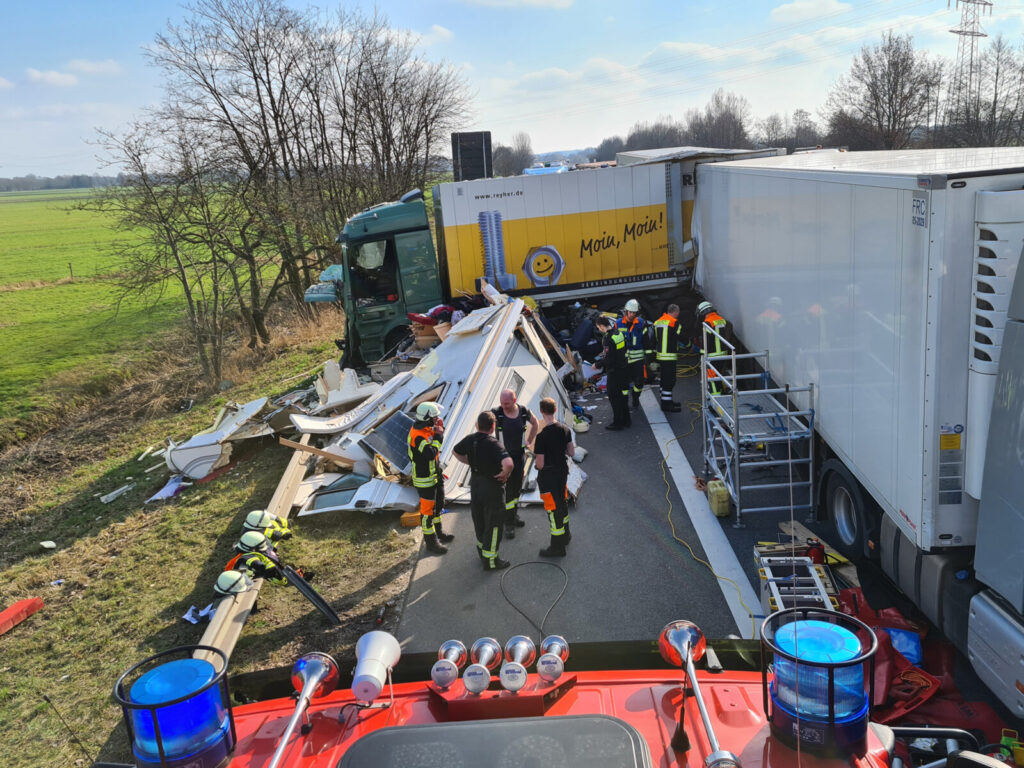 Tragischer Verkehrsunfall auf der Autobahn: LKW-Fahrer fährt auf Wohnmobil auf