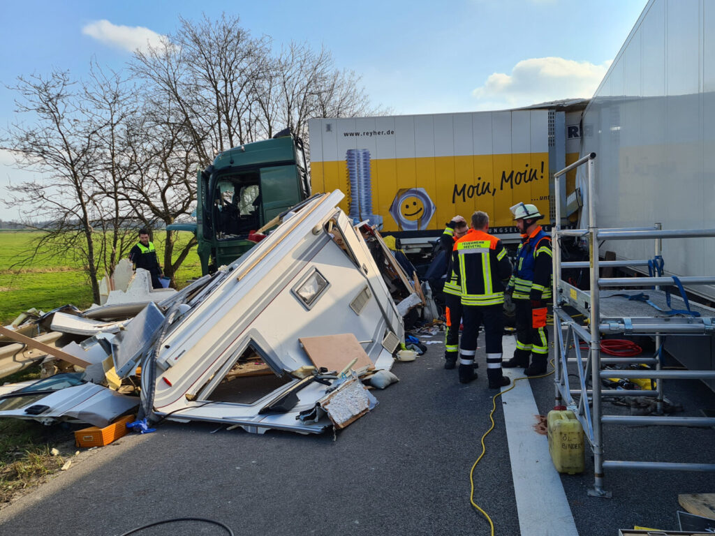 Tragischer Verkehrsunfall auf der Autobahn: LKW-Fahrer fährt auf Wohnmobil auf
