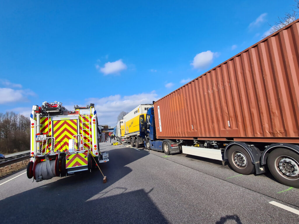 Tragischer Verkehrsunfall auf der Autobahn: LKW-Fahrer fährt auf Wohnmobil auf