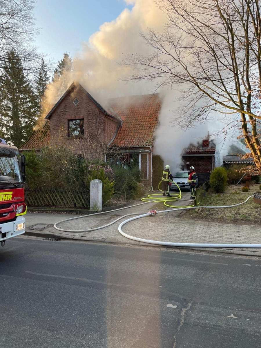 Feuerwehreinsatz in Holm-Seppensen: Tragischer Brand fordert ein Menschenleben 1 Feuerwehreinsatz in Holm-Seppensen: Tragischer Brand fordert ein Menschenleben