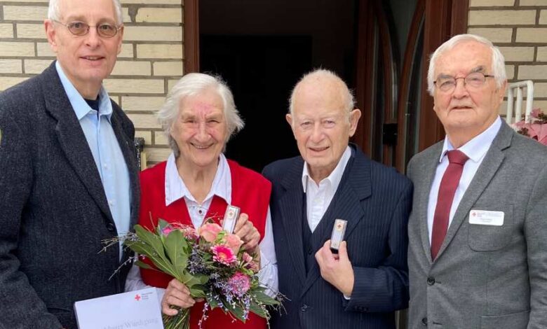 70 Jahre ehrenamtliche Tätigkeit: Ehepaar Singer erhält goldene Ehrennadeln vom DRK