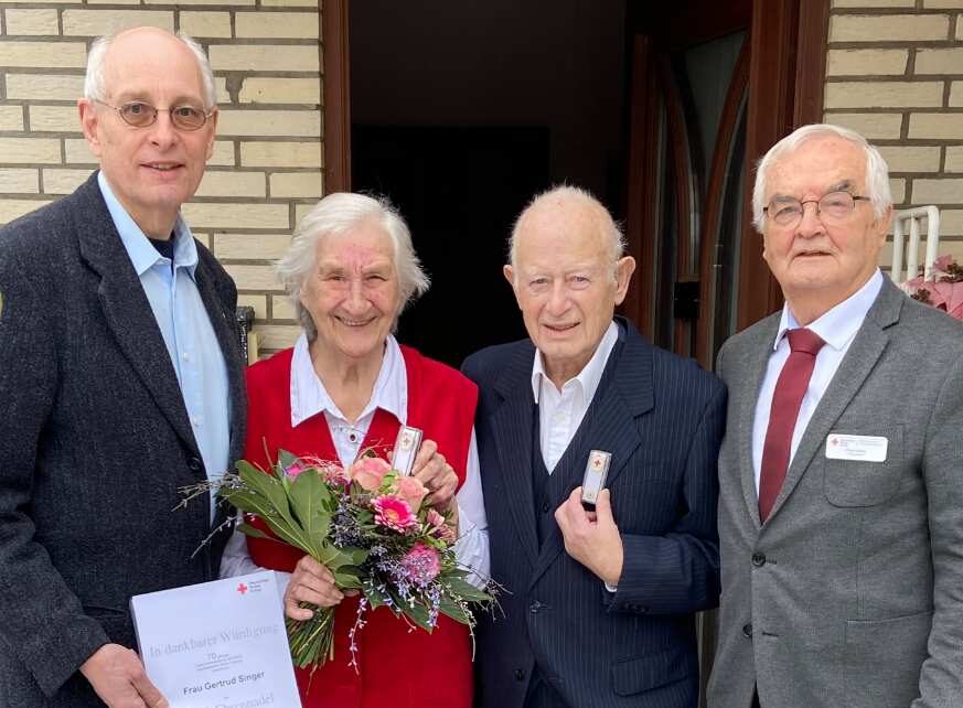 70 Jahre ehrenamtliche Tätigkeit: Ehepaar Singer erhält goldene Ehrennadeln vom DRK