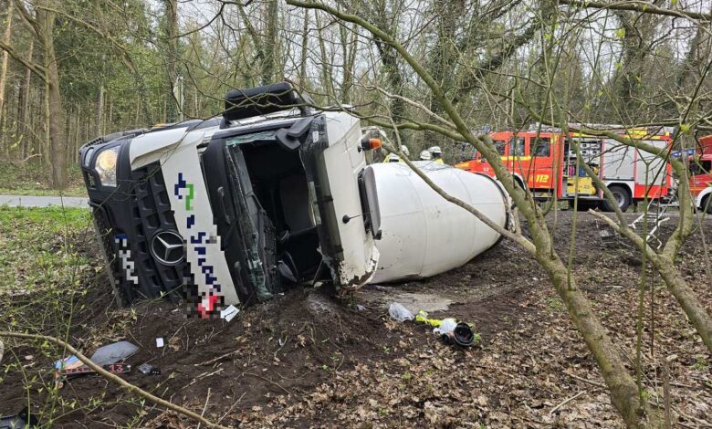 Schwerer Verkehrsunfall auf B73 bei Stade: LKW kippt um, zwei Personen verletzt