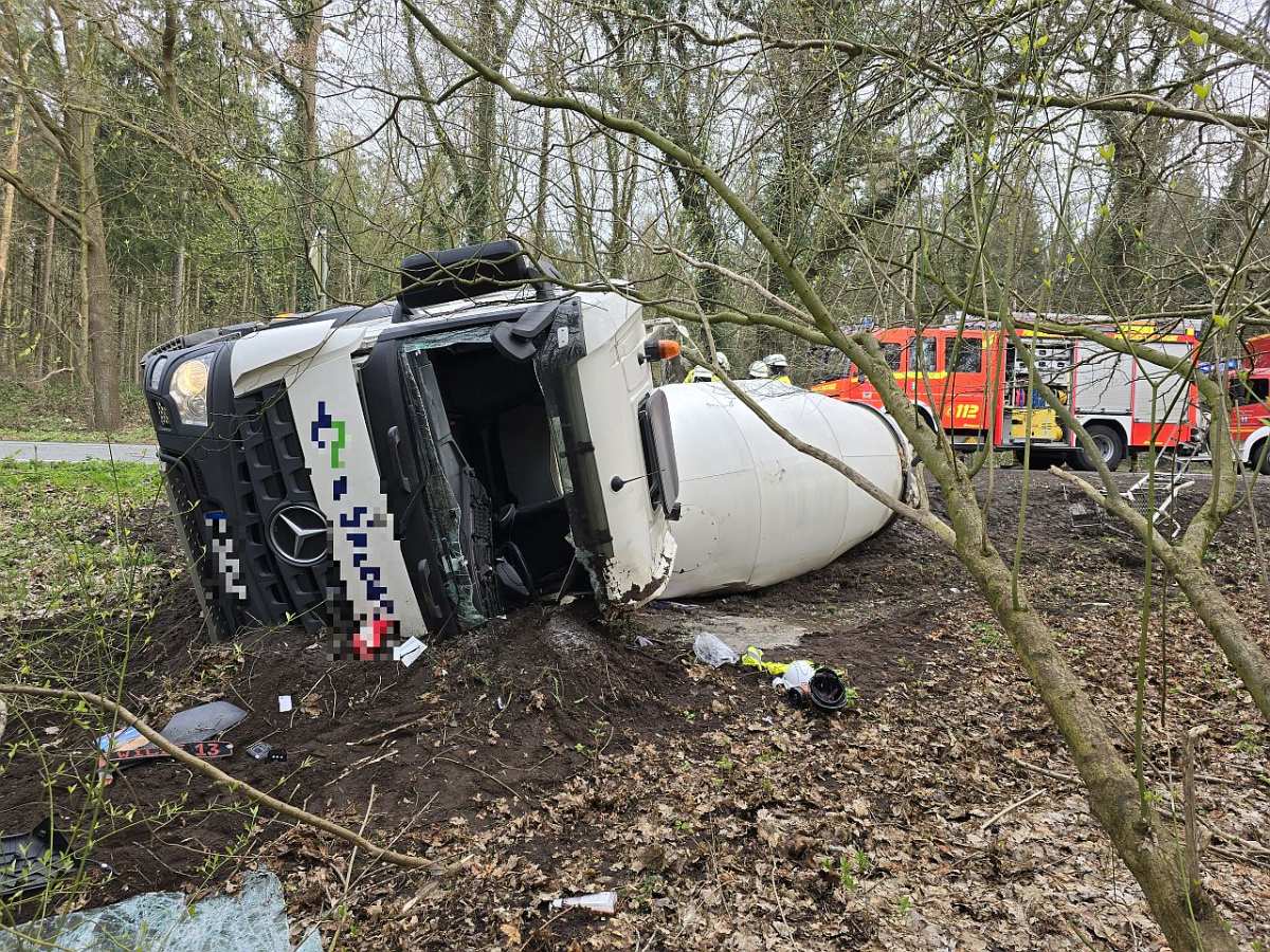 Schwerer Verkehrsunfall auf B73 bei Stade: LKW kippt um, zwei Personen verletzt