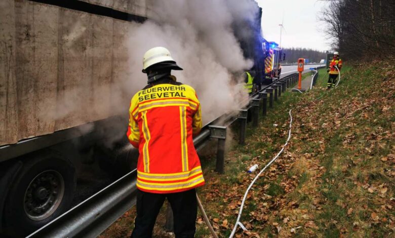 Feuerwehreinsatz auf A7: Hühnertransporter gerettet - Brandgefahr gebannt