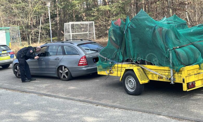 Polizei zieht völlig überladenen Anhänger aus dem Verkehr 2 Polizei zieht völlig überladenen Anhänger aus dem Verkehr