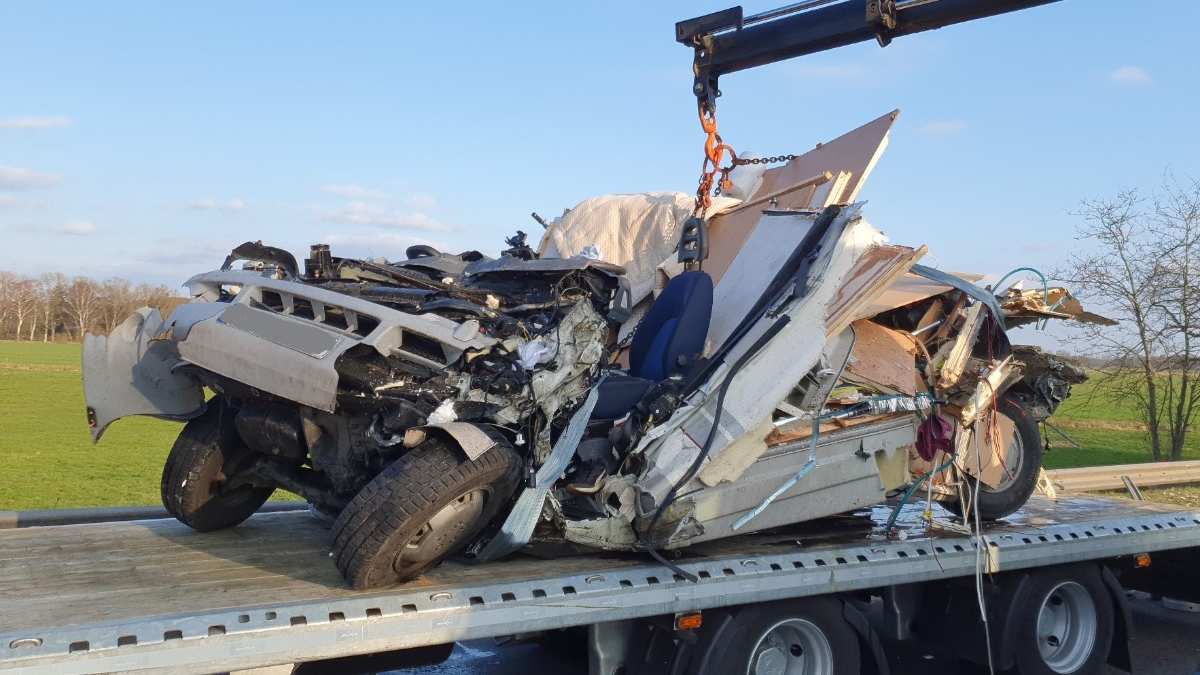 Tragischer Verkehrsunfall auf der Autobahn: LKW-Fahrer fährt auf Wohnmobil auf