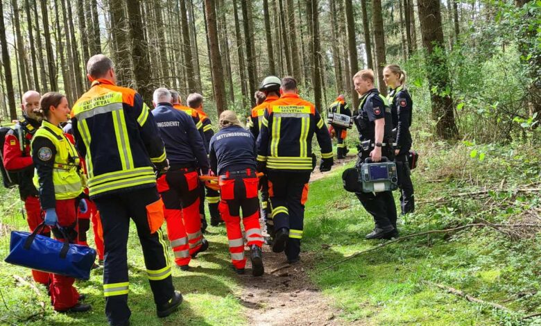 Feuerwehr rettet Frau nach Reitunfall im Wald
