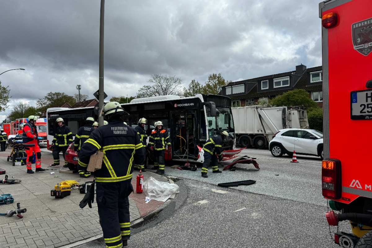 Schwerer Verkehrsunfall auf der Cuxhavener Straße: Kleinwagen kollidiert mit HVV Linienbus