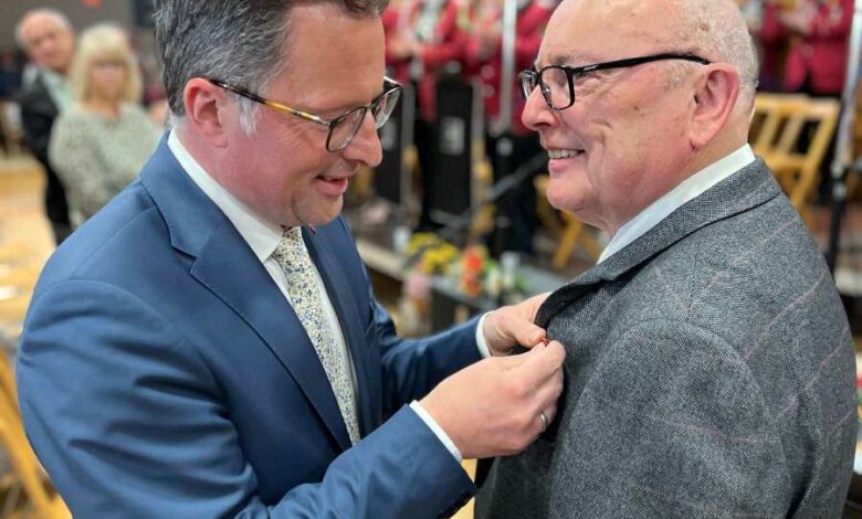 Landrat Kai Seefried ehrt Kehdinger Günter Heinsohn – Verdienstmedaille für ehrenamtliches Engagement