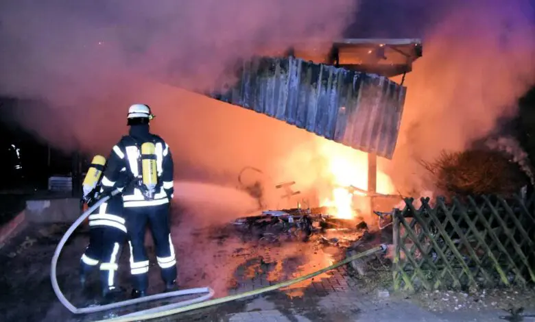 Großbrand in Garstedt: Einsatzkräfte bekämpfen Flammen
