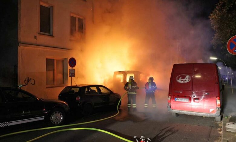 Wieder Transporterbrand im Phoenix-Viertel - 45 Menschen aus anliegendem Gebäude evakuiert