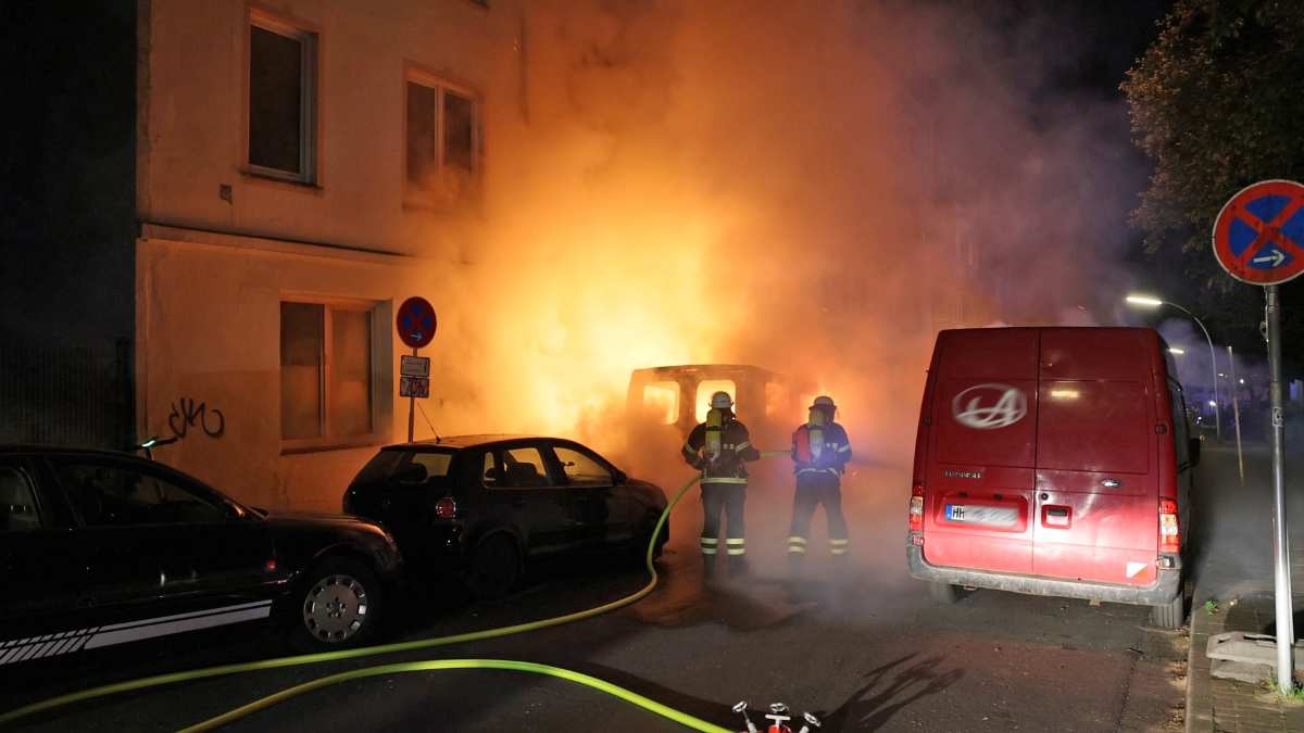 Wieder Transporterbrand im Phoenix-Viertel - 45 Menschen aus anliegendem Gebäude evakuiert