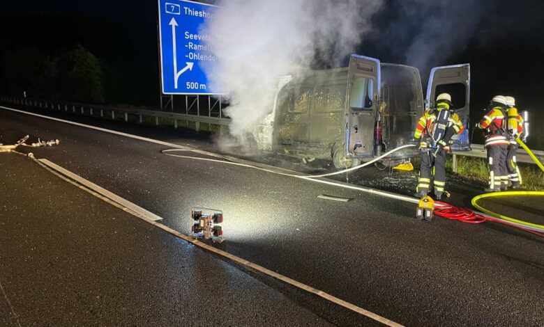 Transporter brennt auf der BAB A7 bei Ramelsloh aus