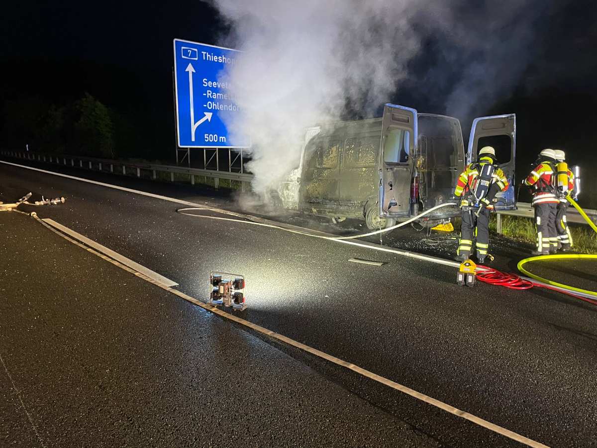 Transporter brennt auf der BAB A7 bei Ramelsloh aus