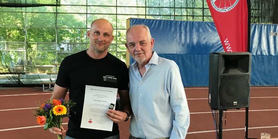 Ehrung für Engagement: Daniel Neidhold mit Silberner Ehrennadel des HLV ausgezeichnet