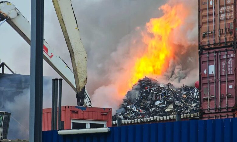 Großbrand im Harburger Hafen: Metallschrotthaufen in Flammen