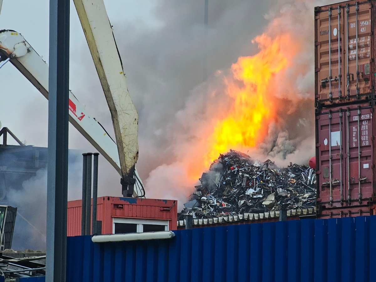 Großbrand im Harburger Hafen: Metallschrotthaufen in Flammen