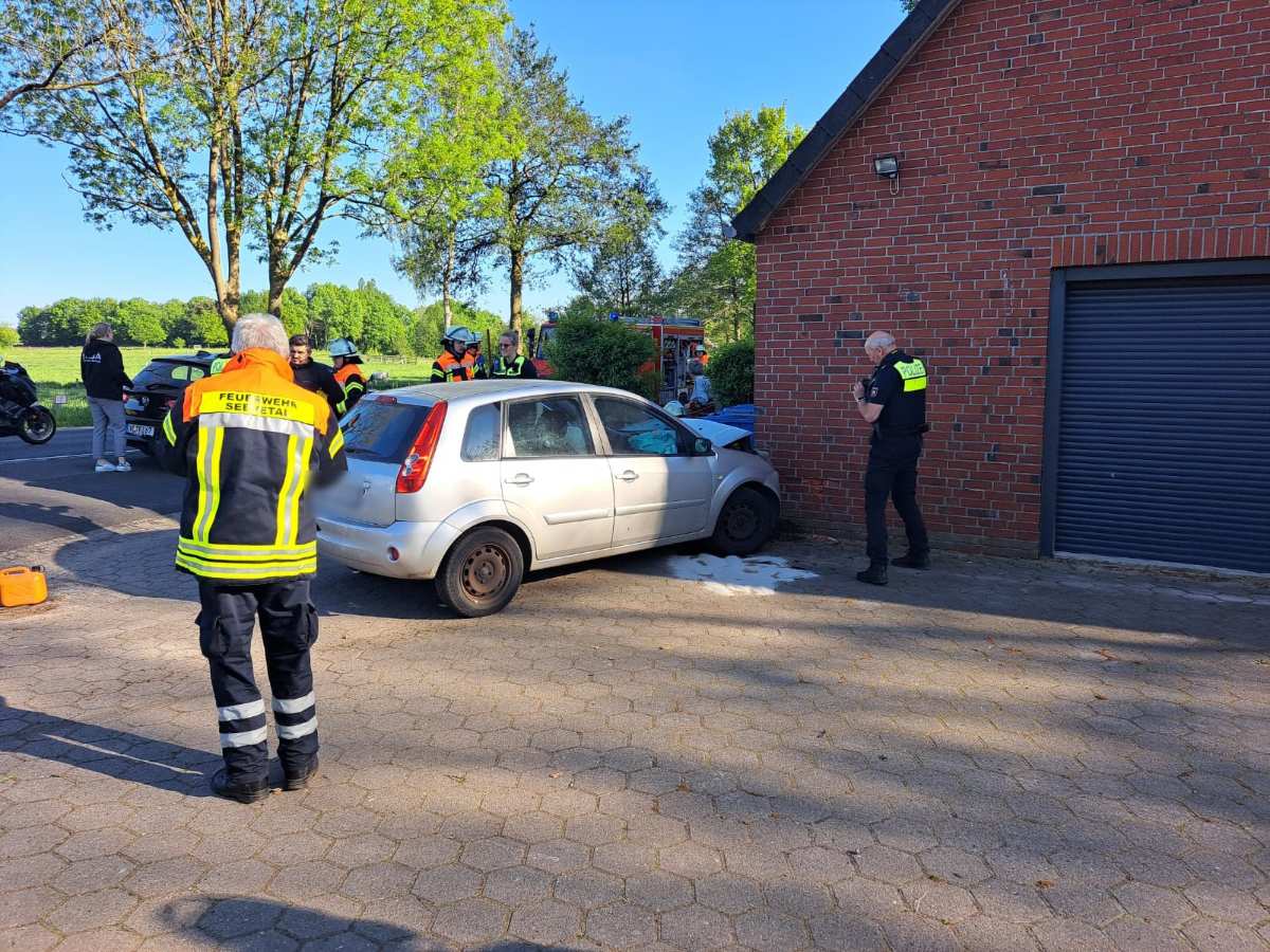 Unfall in Ramelsloh: PKW prallt gegen Hauswand
