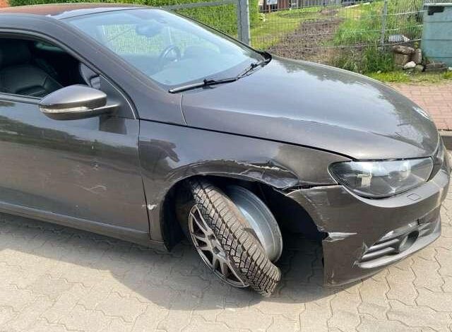 Autofahrer fährt geparktes Fahrzeug an und flüchtet