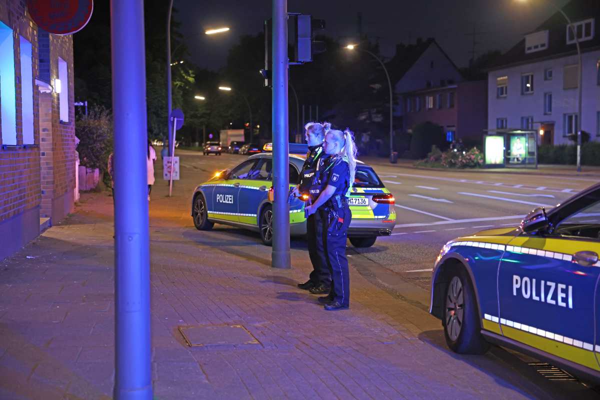 Mit gezogenen Waffen: Polizei beendet Bedrohungslage an der Stader Straße
