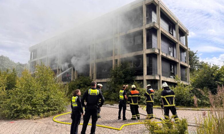 Ehemaliges Verwaltungsgebäude in Brand - Feuerwehr sucht nach vermissten Personen