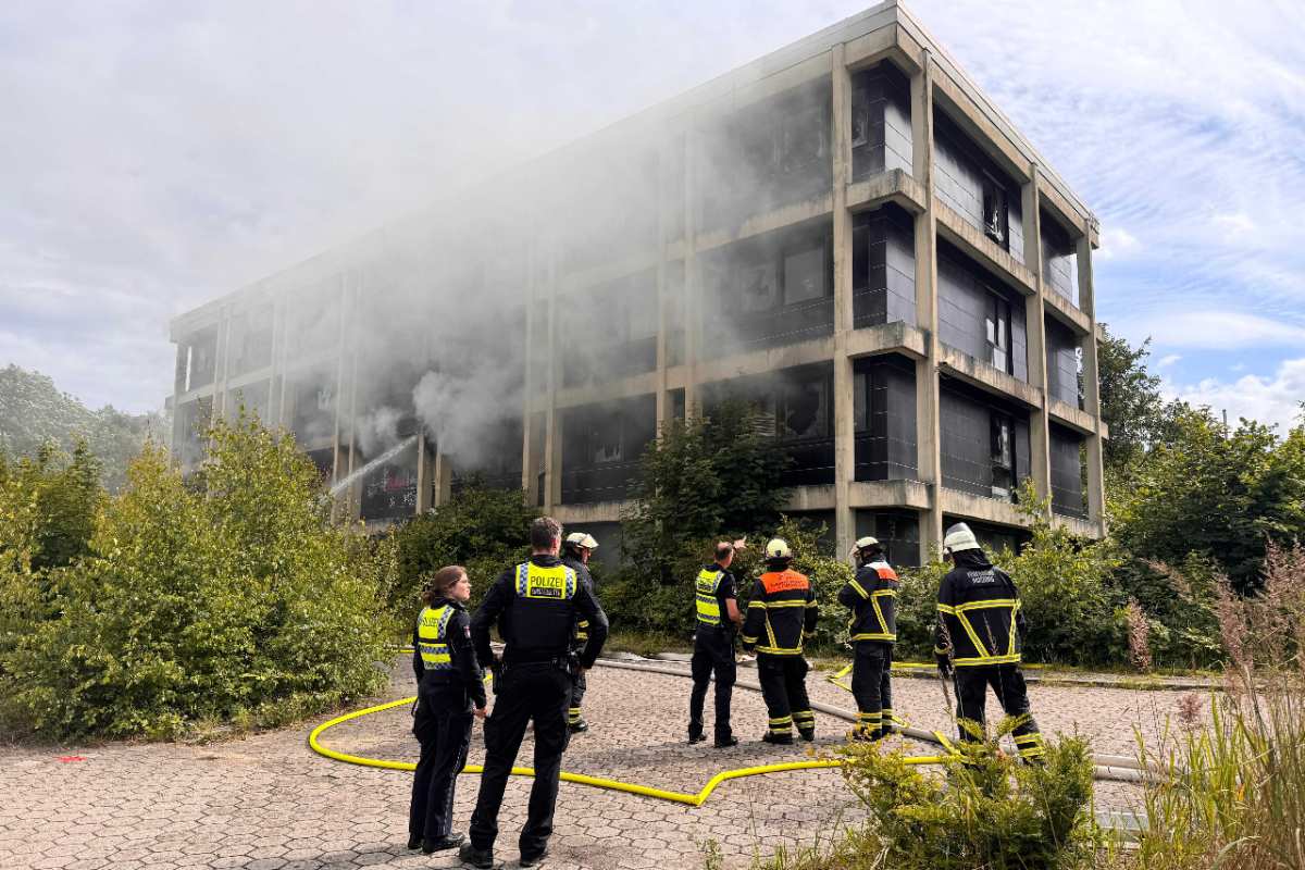 Ehemaliges Verwaltungsgebäude in Brand - Feuerwehr sucht nach vermissten Personen