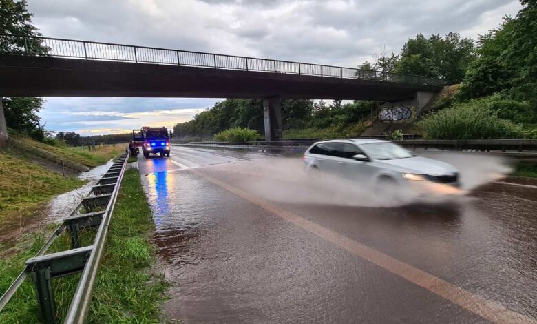 Nach Starkregen: Autobahnen an mehreren Stellen im Landkreis überflutet