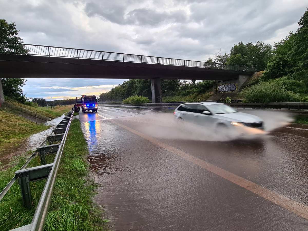 Nach Starkregen: Autobahnen an mehreren Stellen im Landkreis überflutet