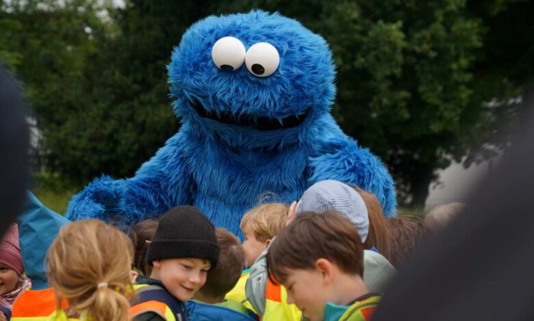 Großer HVV Familientag: Ernie und Bert feiern mit Kindern in Barmbek