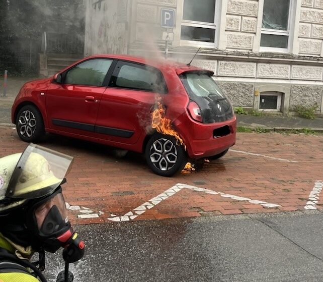 Offenbar entzündete sich das Fahrzeug kurz nach dem Abstellen
