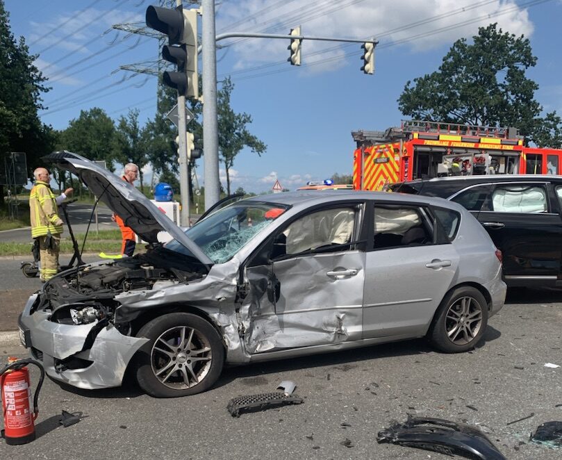 7 Verletzte Personen bei Verkehrsunfall - Kind schwer verletzt