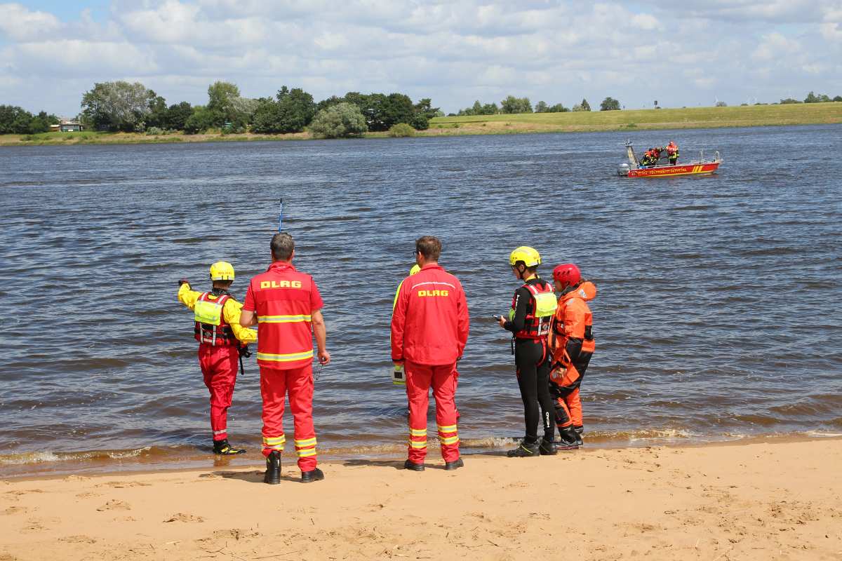 Großeinsatz der Feuerwehr bei der Suche nach vermisster 62-jähriger Frau an und in der Elbe in Over